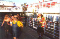 cruise_dancing2b.jpg (51807 bytes)